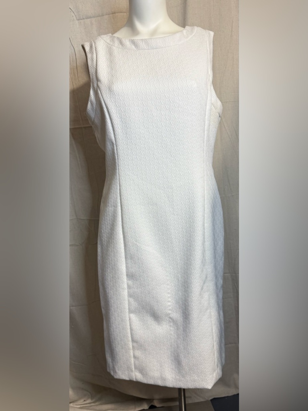 Kasper White Textured Sleeveless Midi Shift Dress PTP 21 waist 19 length 40